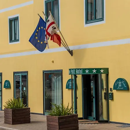 New Petit Hotel
