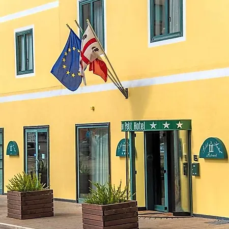 Hotel New Petit